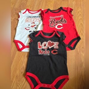 MLB Cincinnati Reds Baby Set 6-9 Months Baseball Fan Mascot 3pc Bodysuit NEW